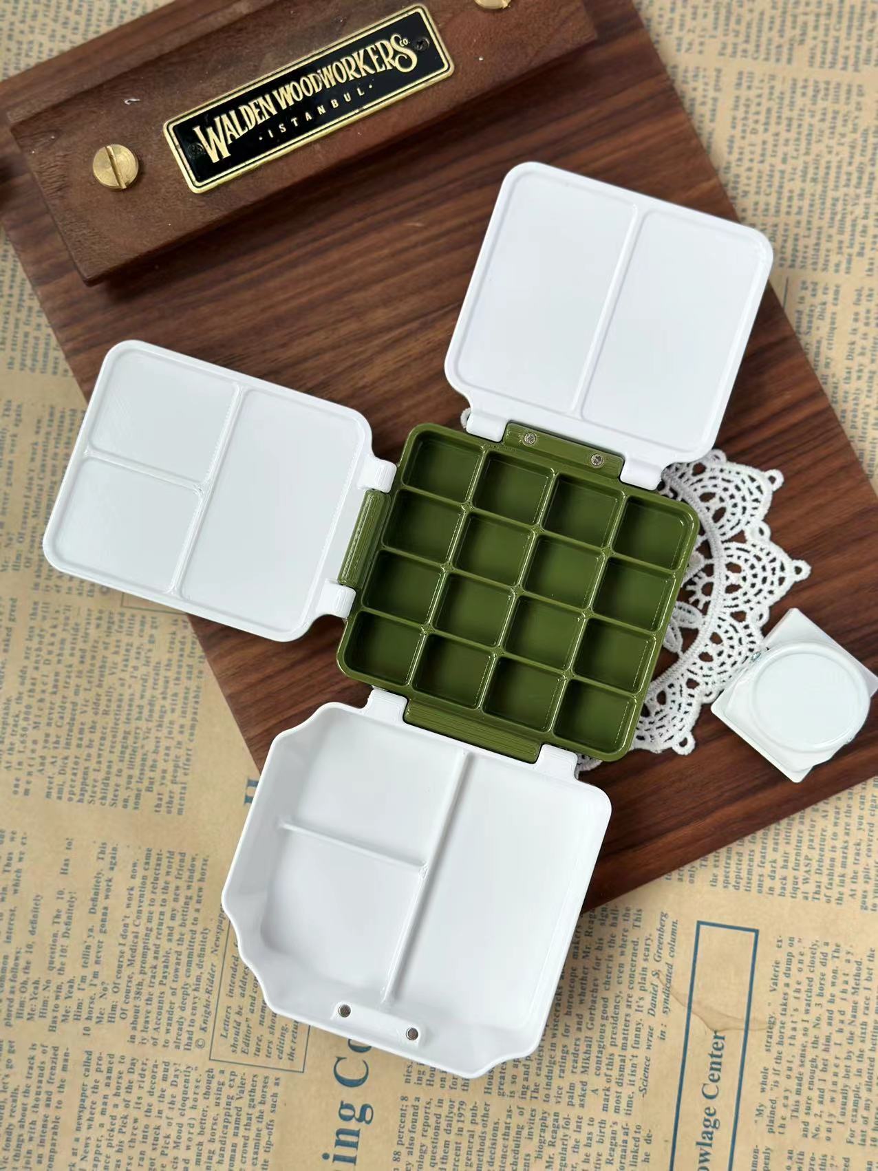 Magnetic tubular watercolor paint box