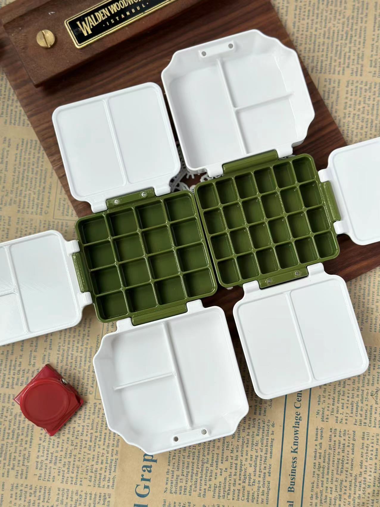 Magnetic tubular watercolor paint box