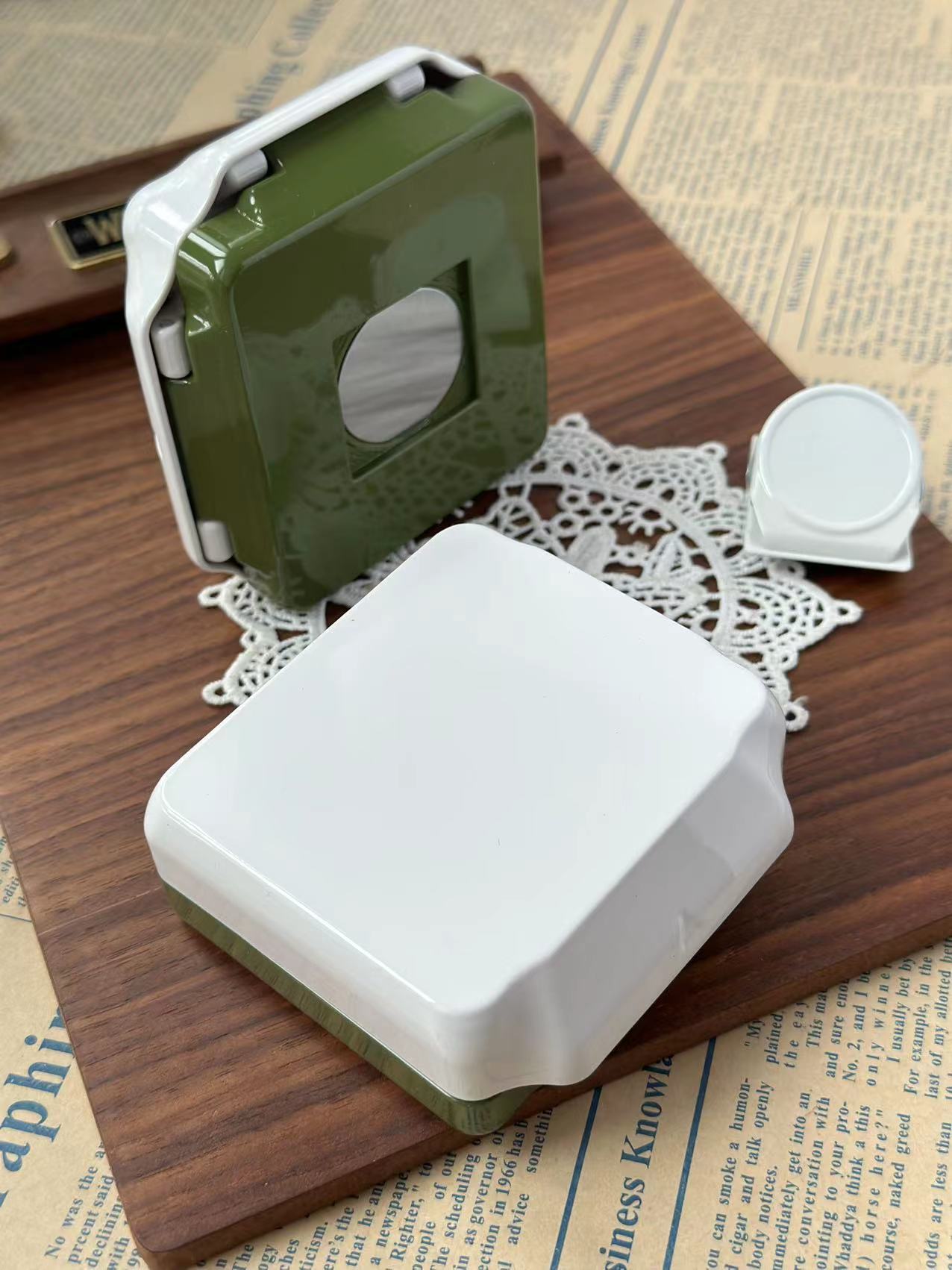 Magnetic tubular watercolor paint box