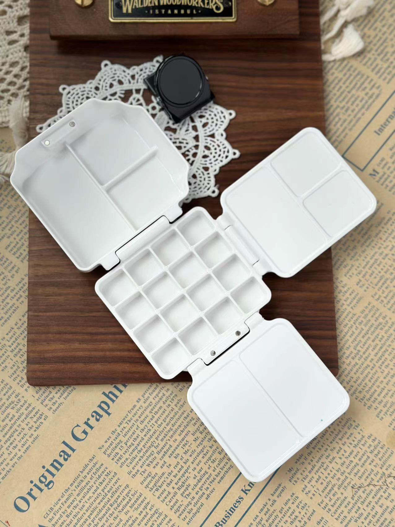 Magnetic tubular watercolor paint box