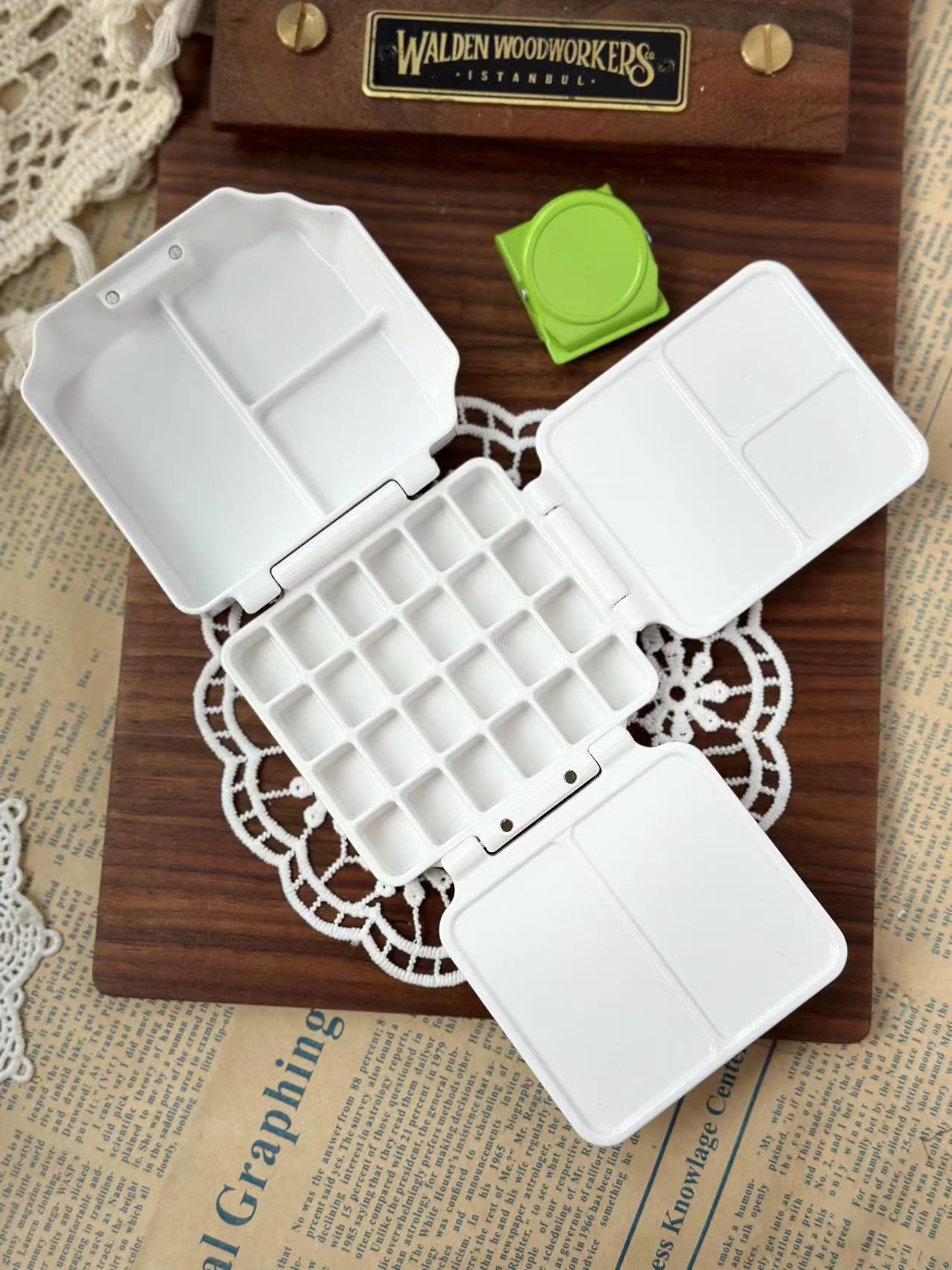 Magnetic tubular watercolor paint box