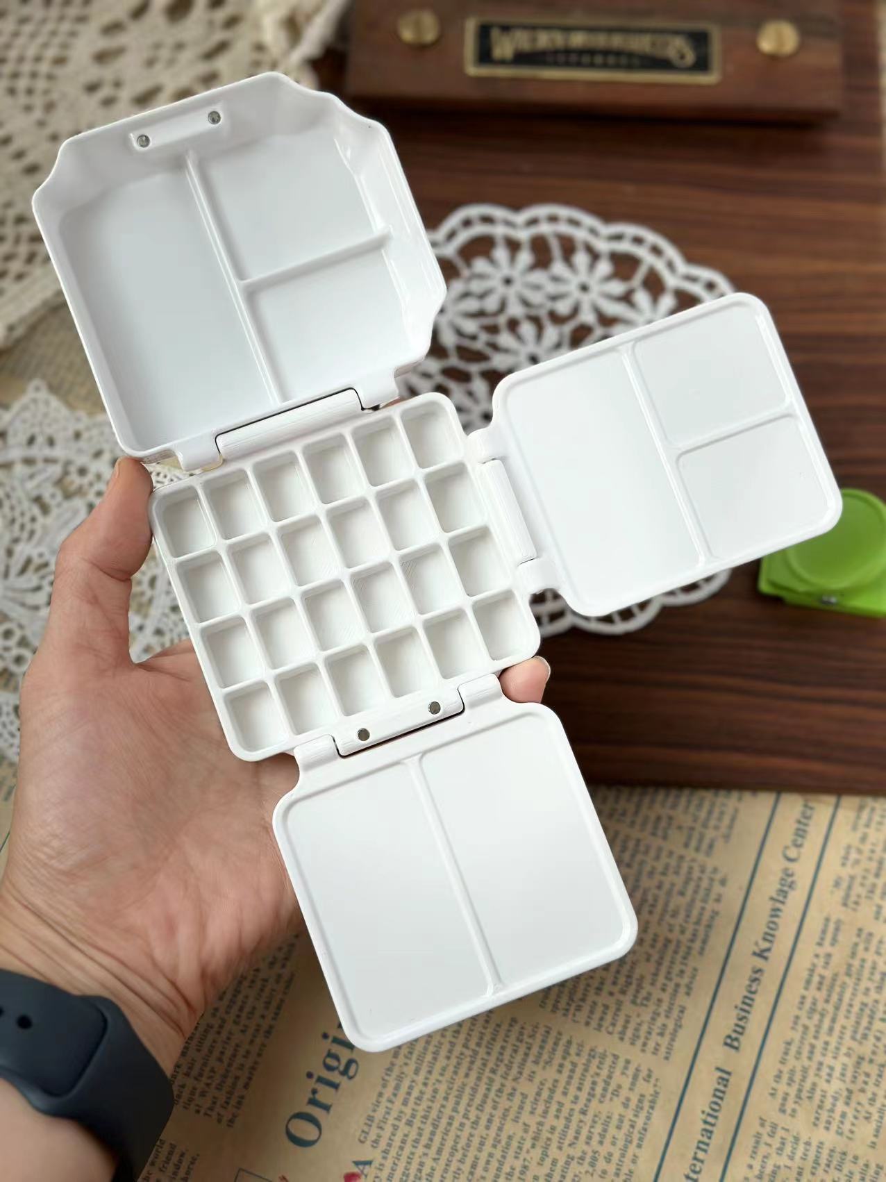 Magnetic tubular watercolor paint box