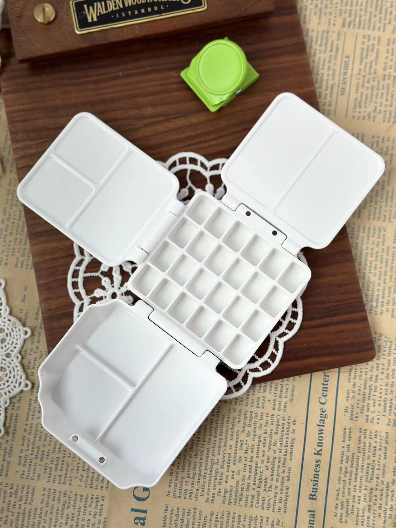 Magnetic tubular watercolor paint box