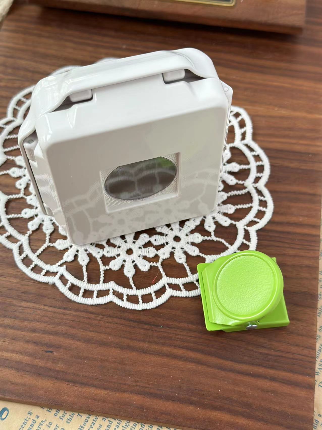 Magnetic tubular watercolor paint box